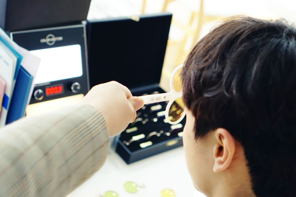 언커버 맞춤 검안 - 렌즈 체험 과정